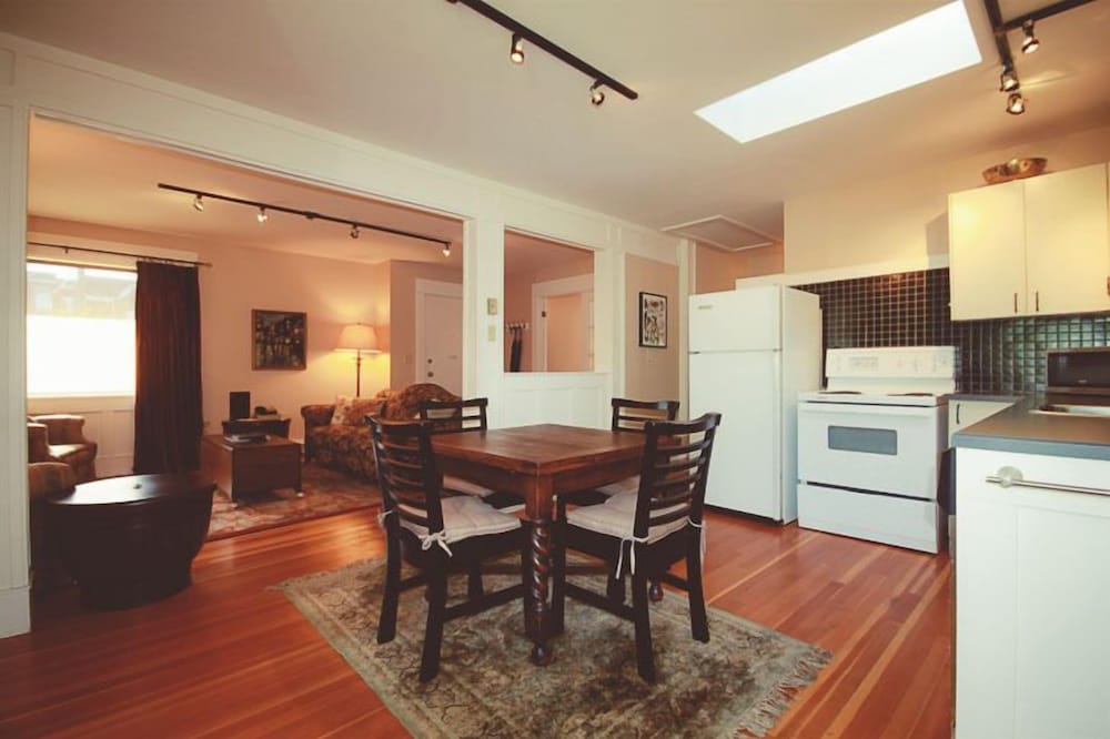 Spinnakers Brew Pub Guest Houses 43/58