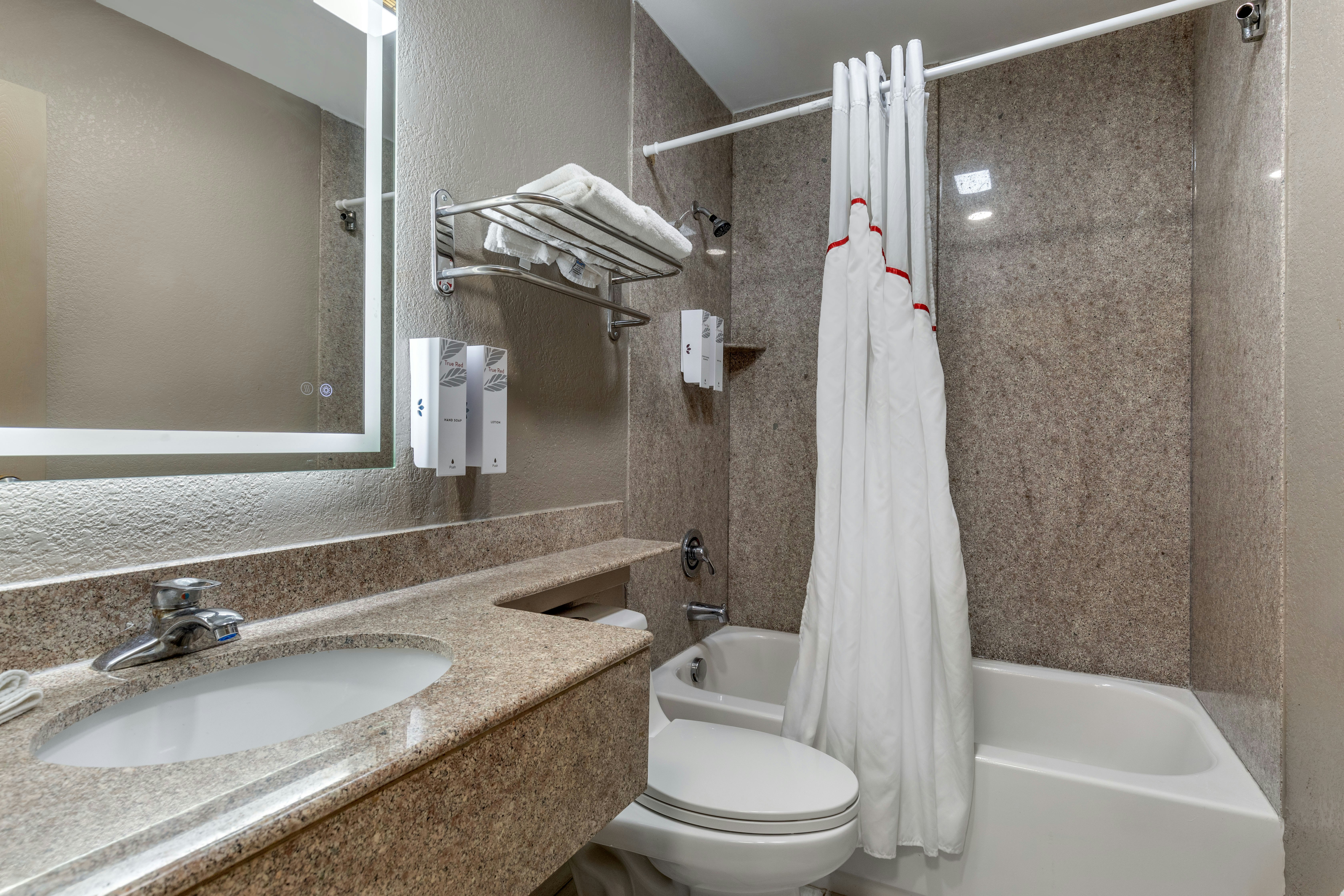 غرفة ديلوكس بسريرين مزدوجين بإطلالة على النهر، Red Roof Inn Suffolk 4/4
