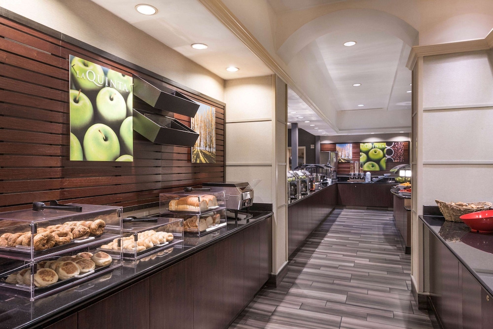 La Quinta Inn & Suites by Wyndham San Antonio Riverwalk 38/53