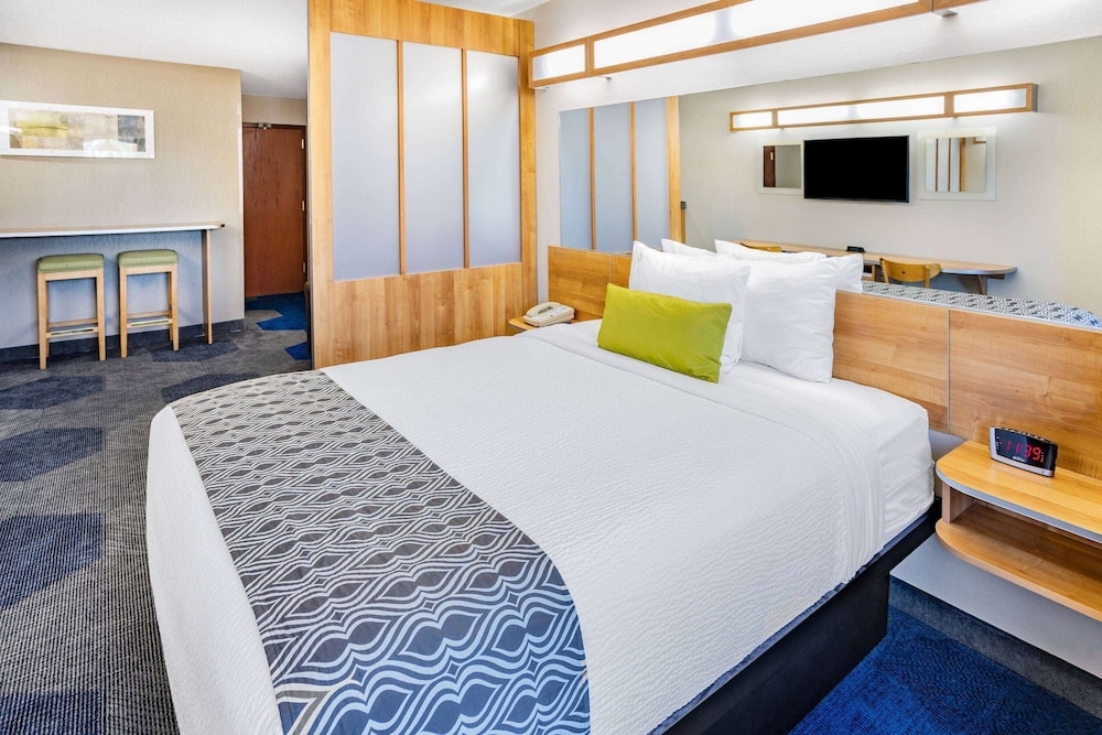 Microtel Inn & Suites By Wyndham Johnstown 11/37