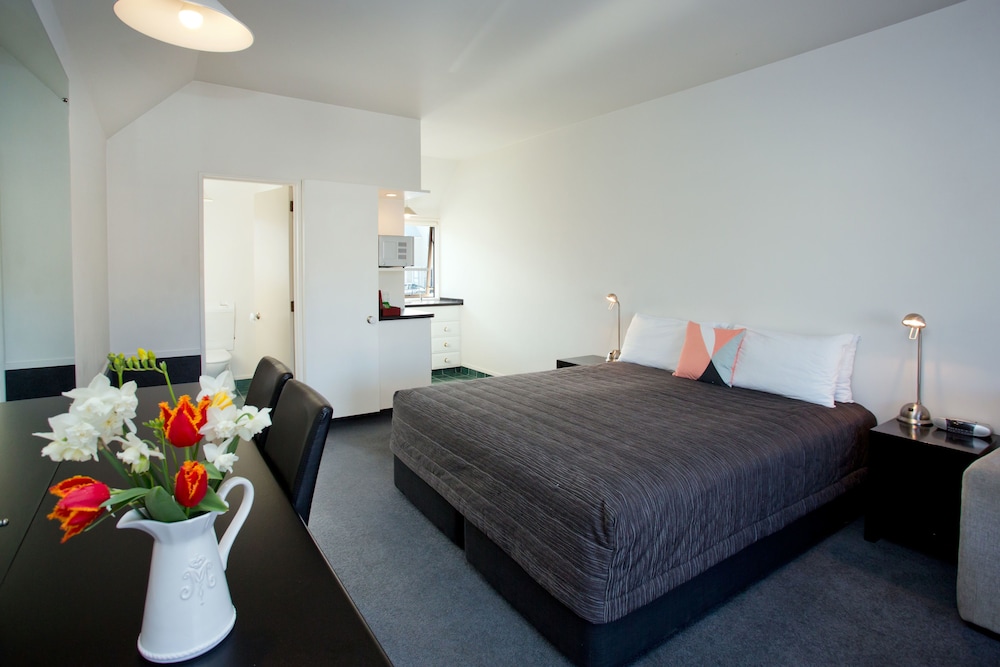 Cable Court Motel 6/37