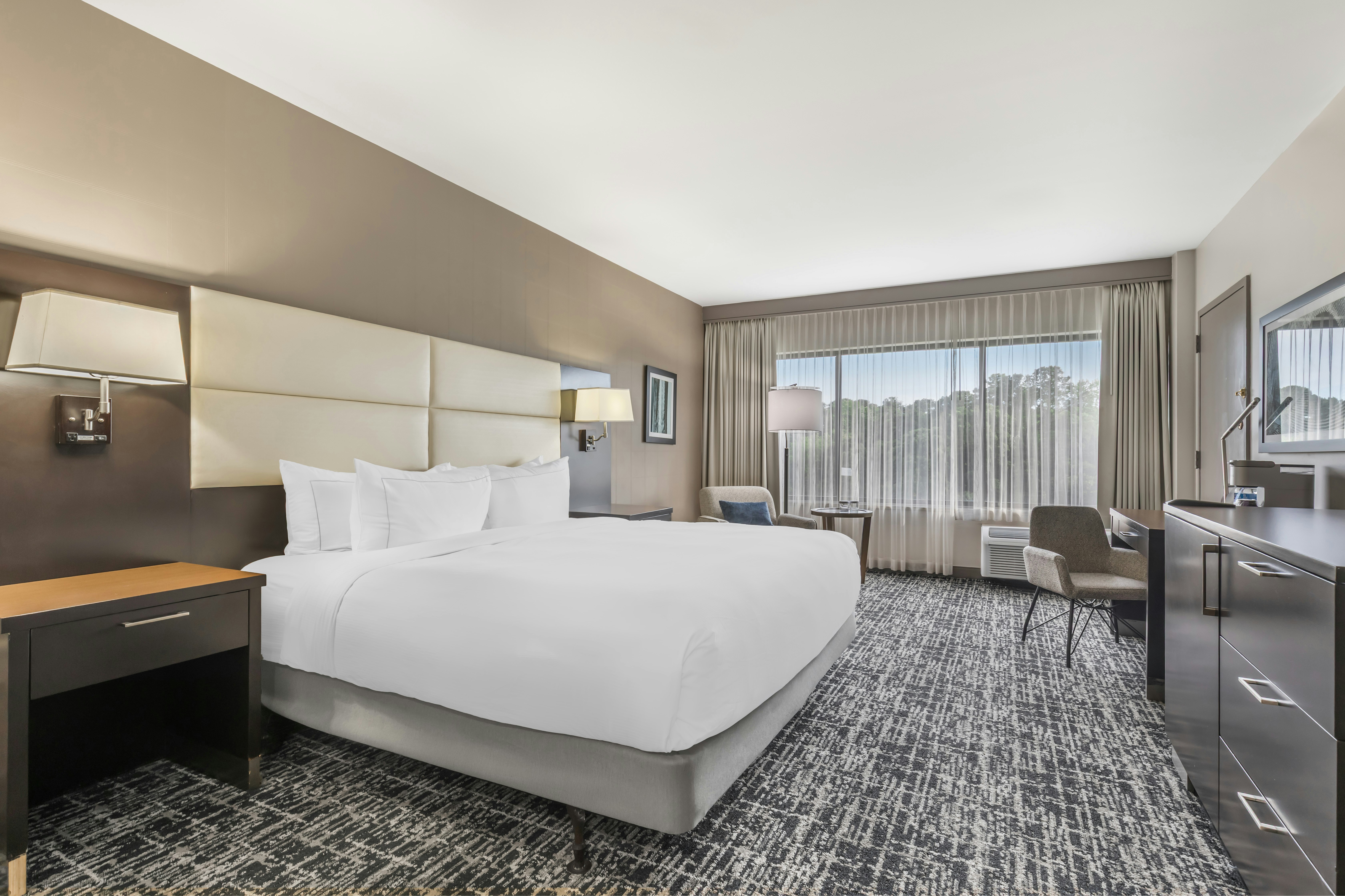 ROOM, KING BED, BALCONY