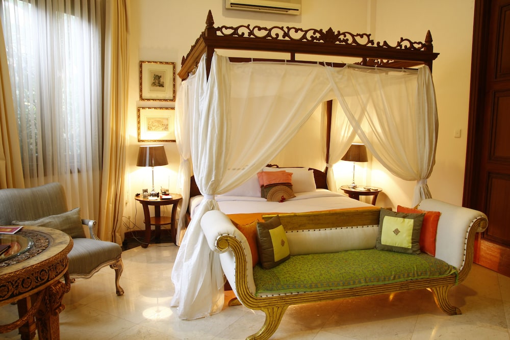 ROYAL, SUITE