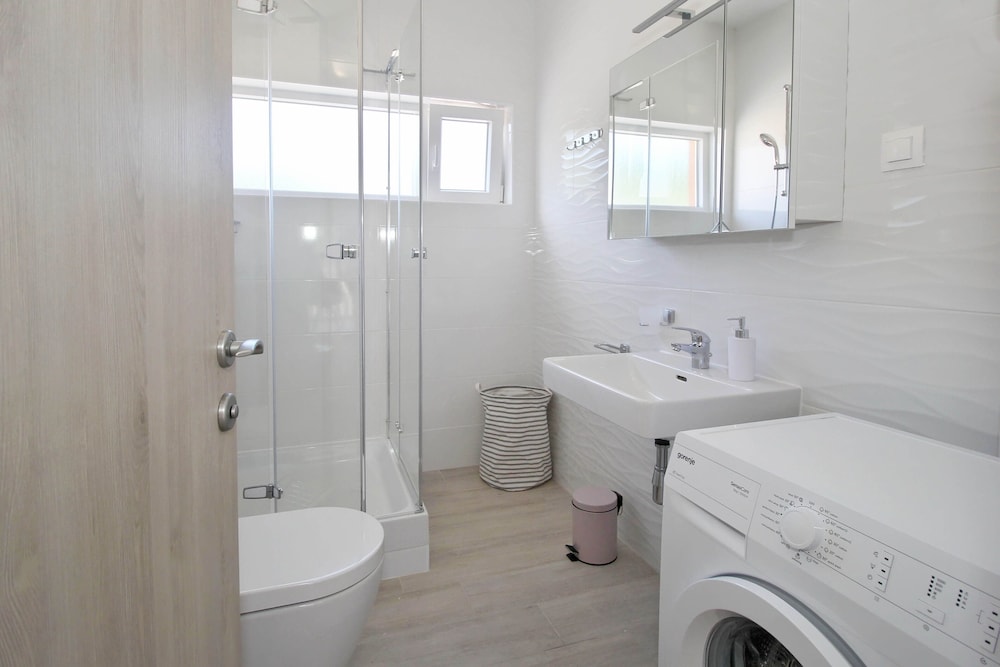 Bacan Family Apartments 27/29
