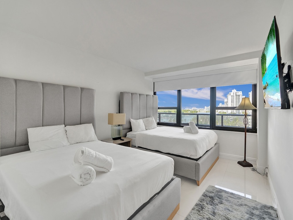 Condo, Beach, 1 King and 2 Queen Beds, Sofa