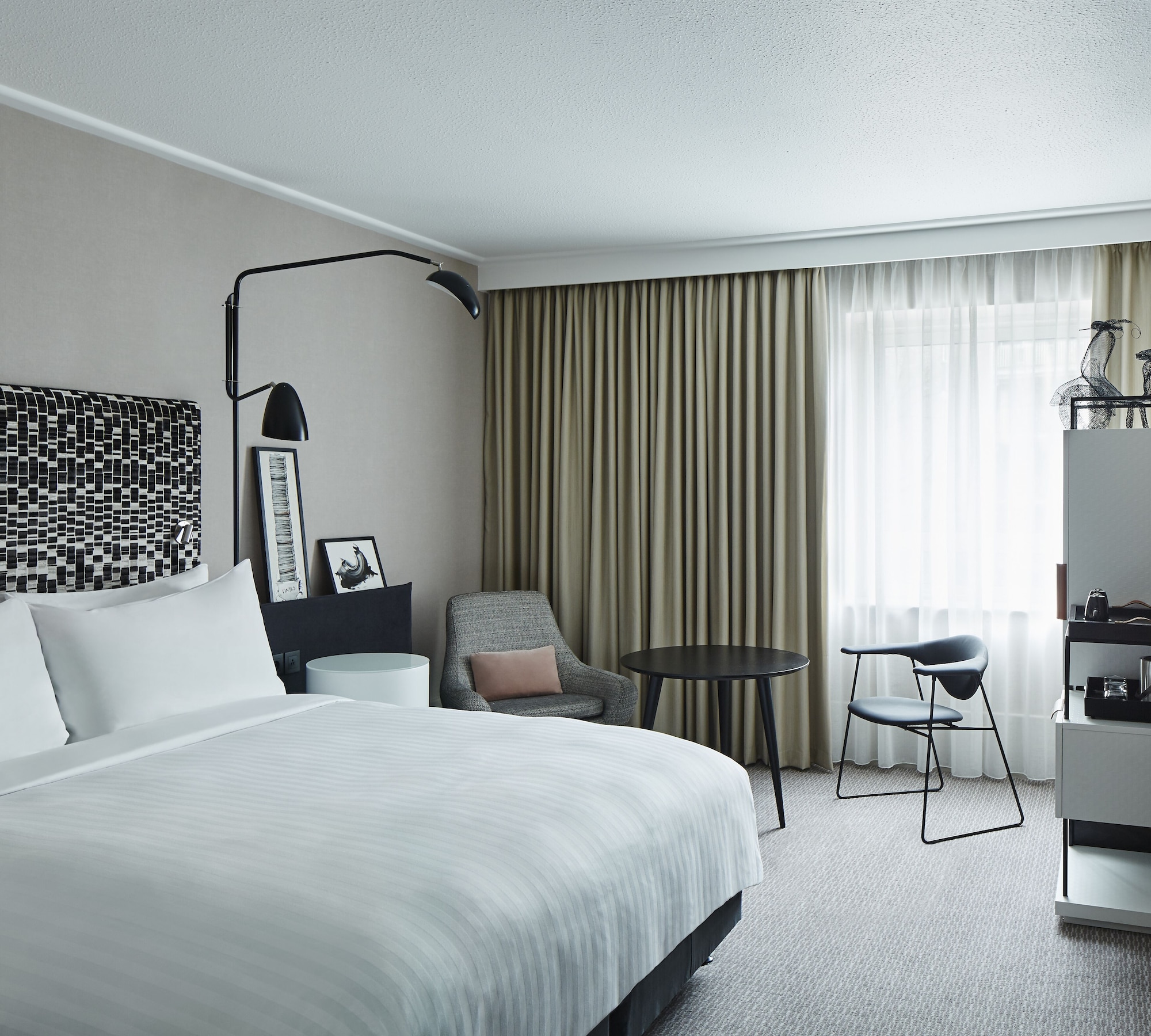 DELUXE, KING BED