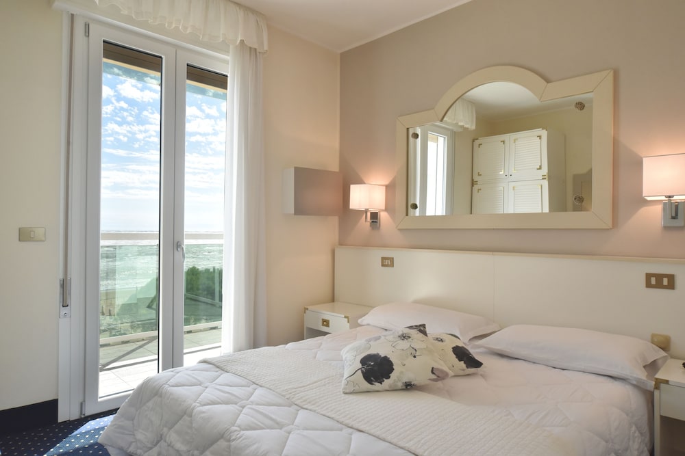 CLASSIC, DOUBLE BED, SEA VIEW