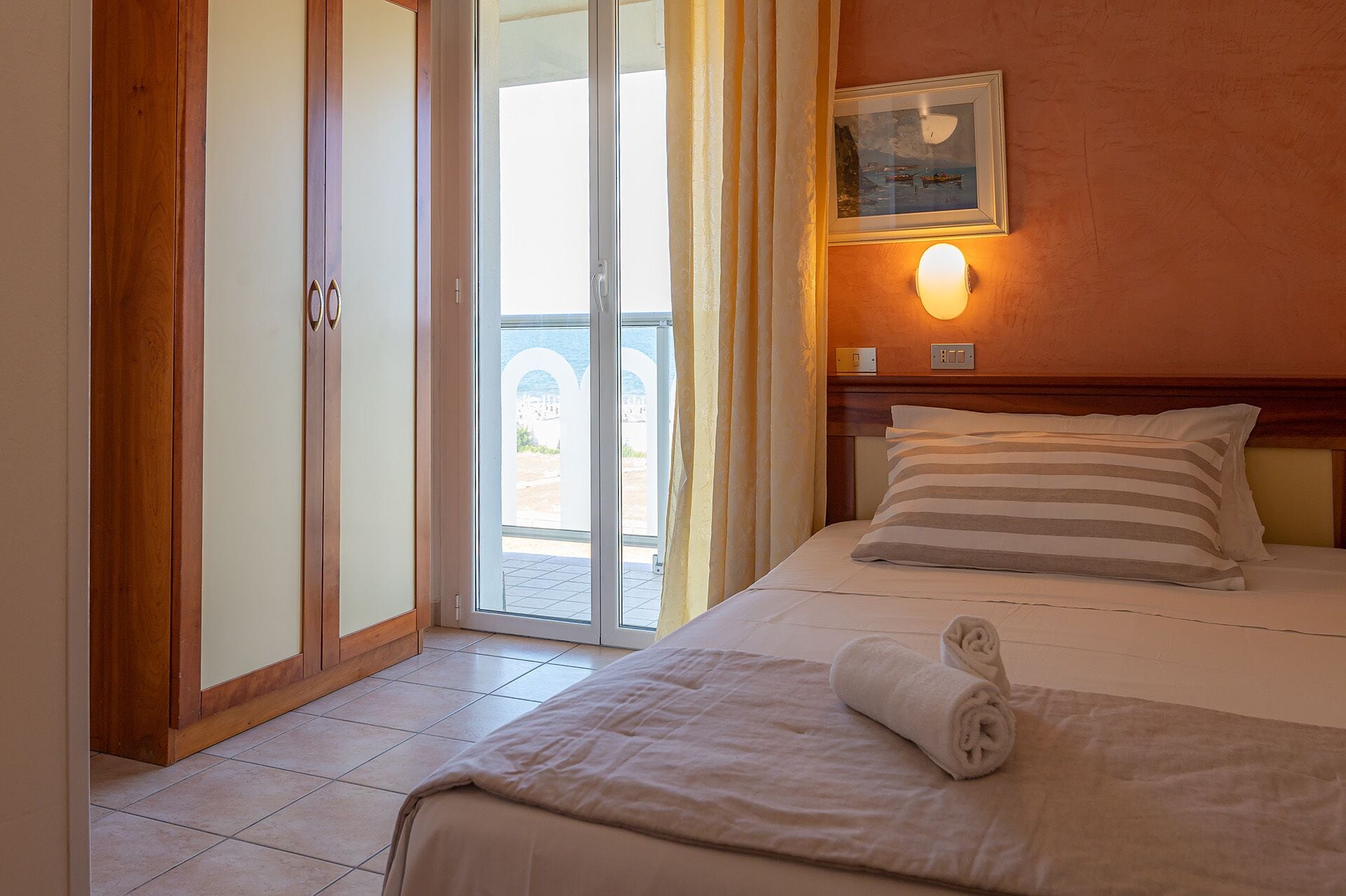 ROOM, SINGLE