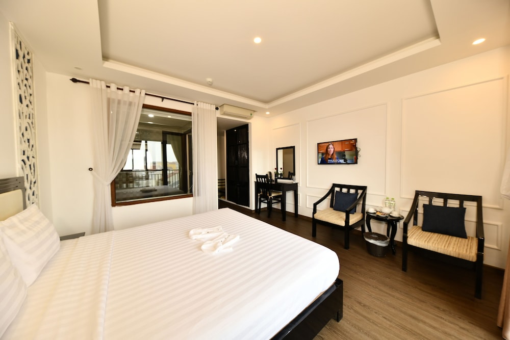DELUXE, SUITE, KING BED, POOL VIEW