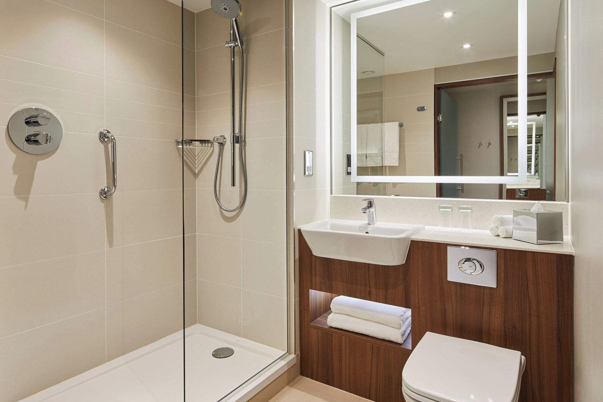 غرفة قياسية بسريرين منفصلين، Courtyard by Marriott London City Airport 3/3