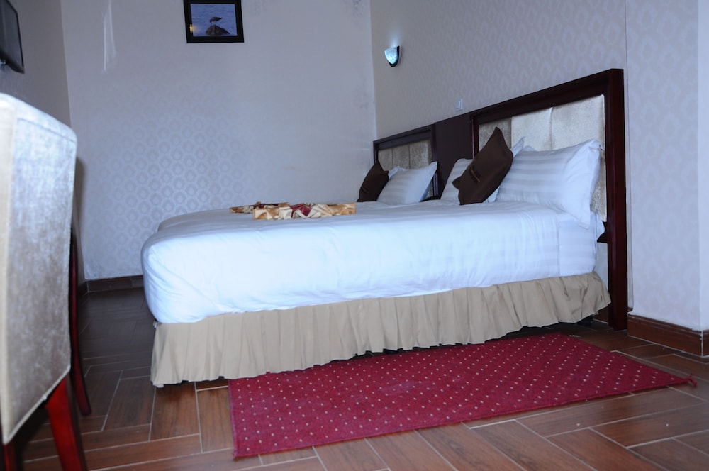 DELUXE, SINGLE, QUEEN BED