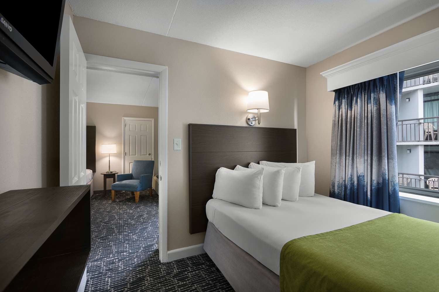 Room, 1 Double and 2 Queen Beds, Balcony, Middle Building