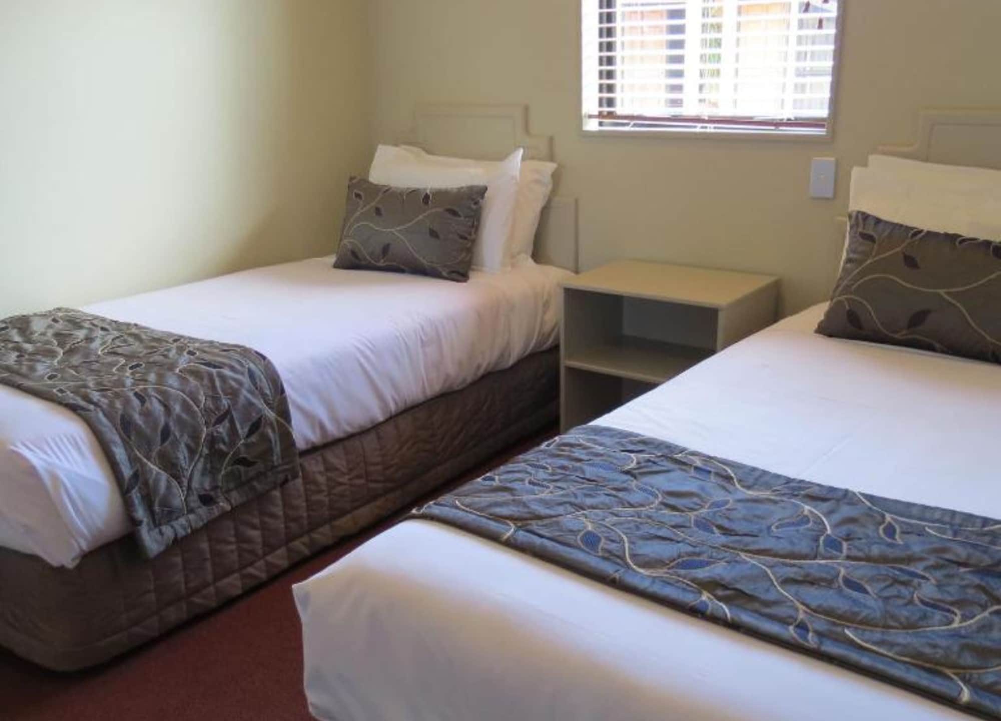جناح بسريرين منفصلين وسرير كوين بغرفتي نوم مع أريكة، Fairley Motor Lodge 2/3