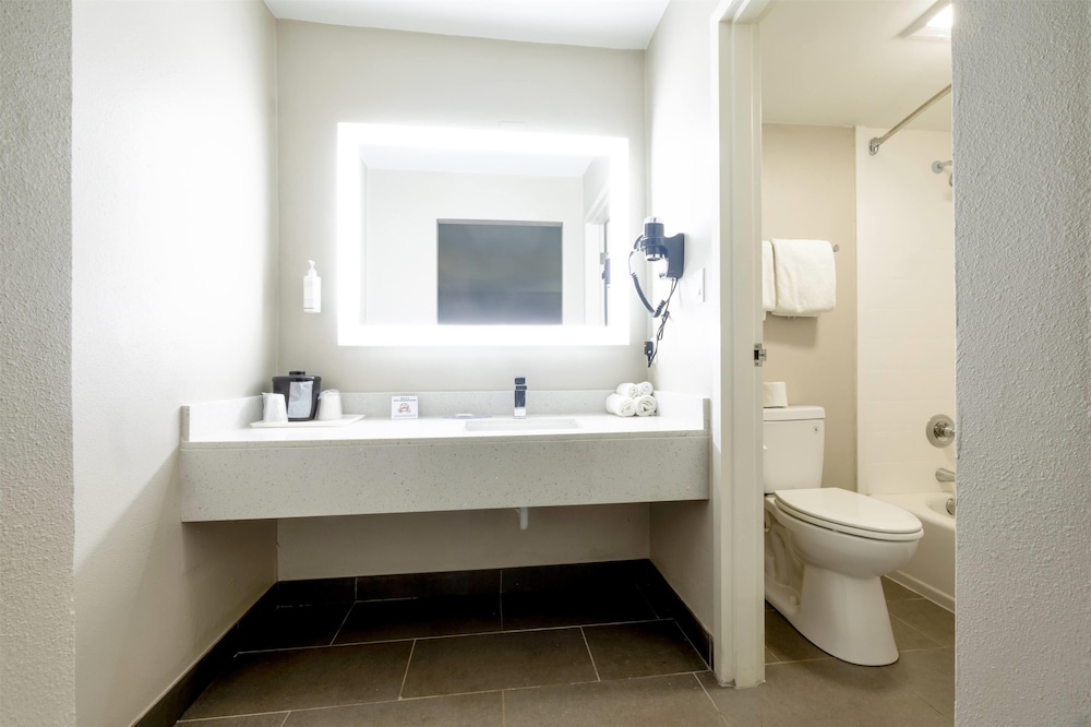 Days Inn & Suites by Wyndham Bossier City 48/50