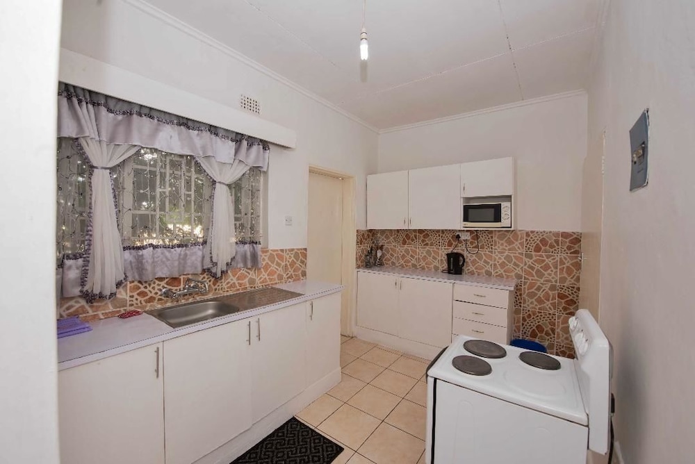 Spendwise Lodge And Apartments 48/50