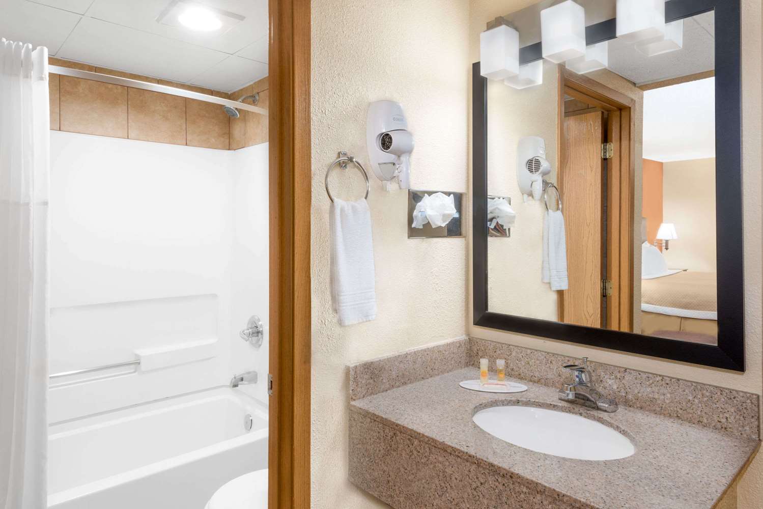 Days Inn by Wyndham Ames 30/33