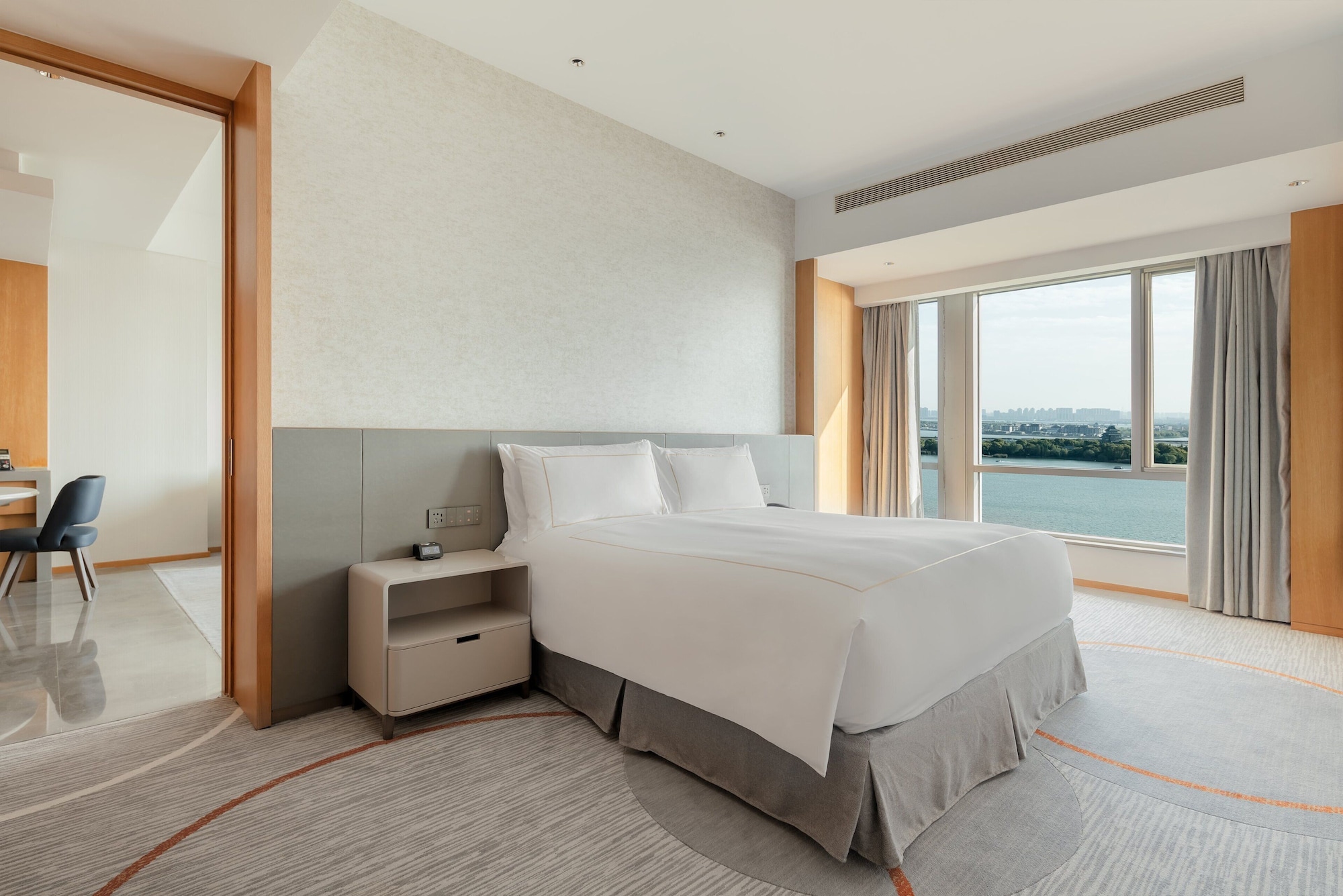 1 Bedroom, Landmark, Suite, King Bed, Lake View