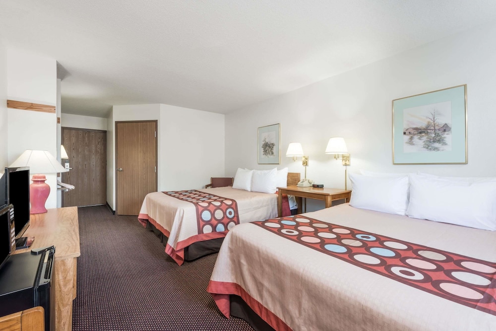 Super 8 by Wyndham Du Quoin 6/23