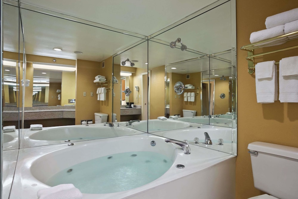 Days Inn by Wyndham Nashville Airport 11/26