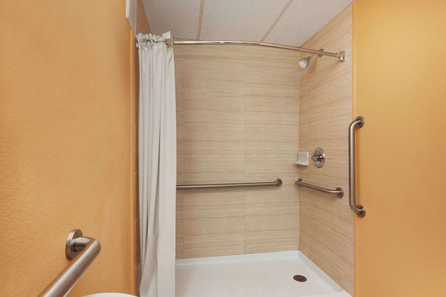 Days Inn by Wyndham Queensbury/Lake George 38/38