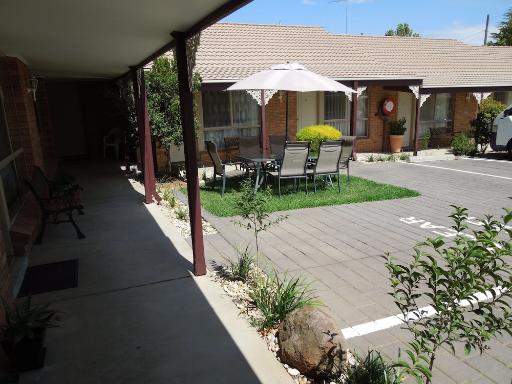 GOLDEN SQUARE MOTOR INN 16/17