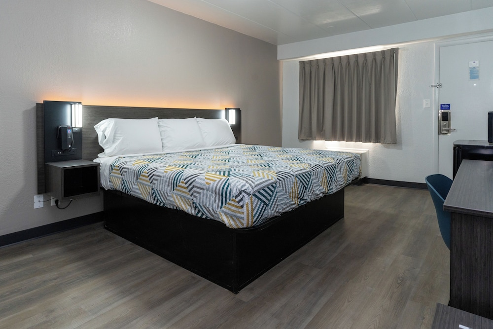 DELUXE, KING BED, SMOKING