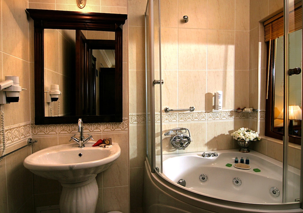SUITE, CORNER