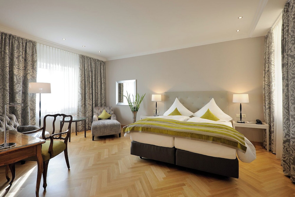 EXECUTIVE, KING BED