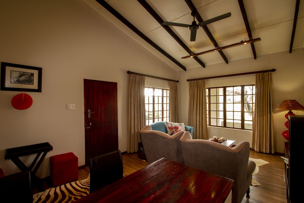 Emdoneni Lodge with Animal Care and Rehab Centre 47/66