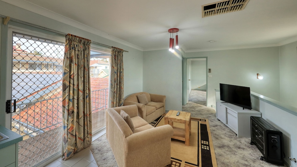 COWRA MOTOR INN 49/65