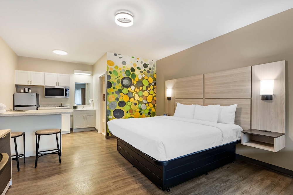 EFFICIENCY, SUITE, KING BED, SOFA