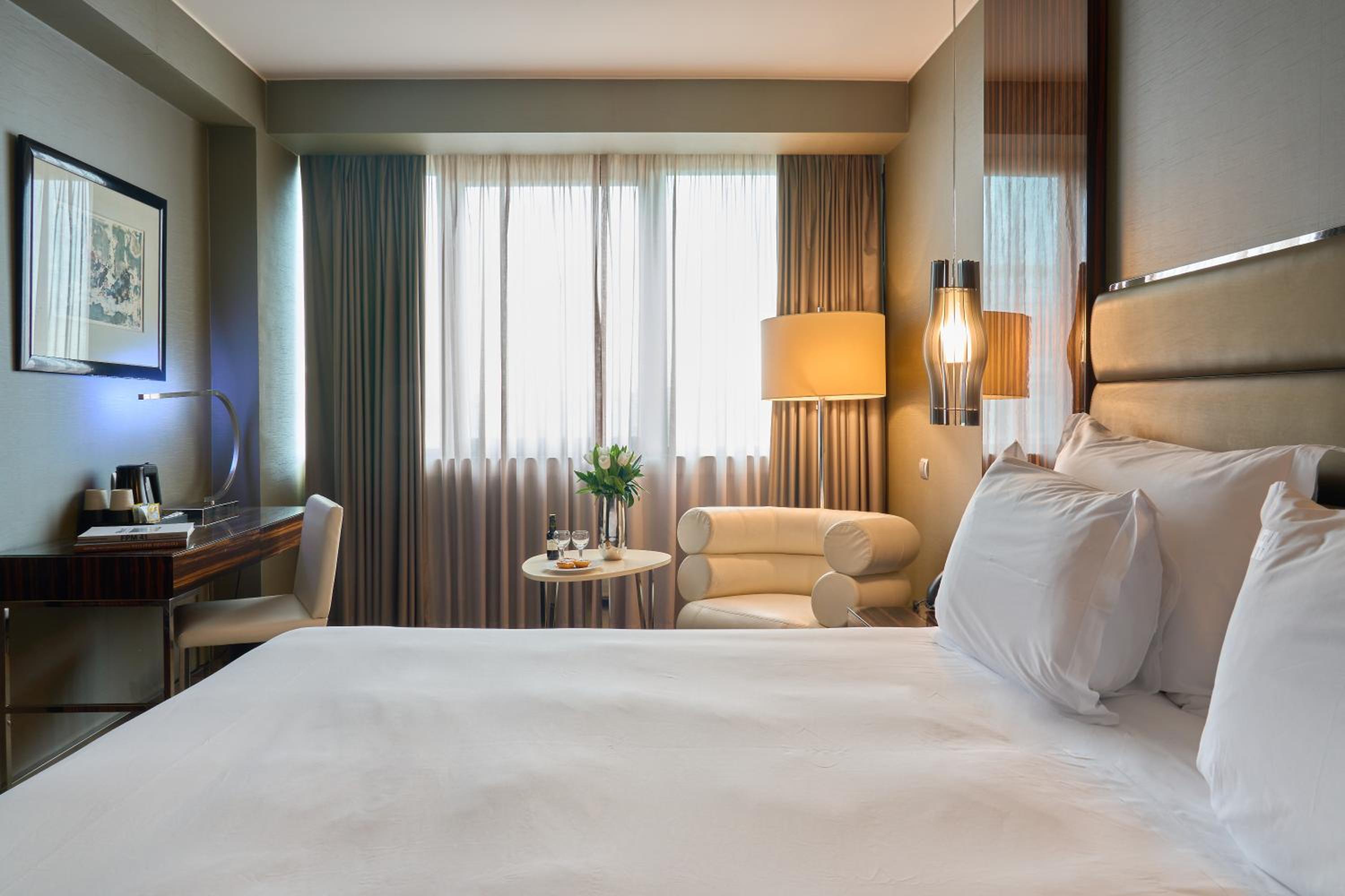 غرفة ديلوكس بسرير مزدوج أو سريرين منفصلين مع سرير إضافي، Altis Grand Hotel 3/7