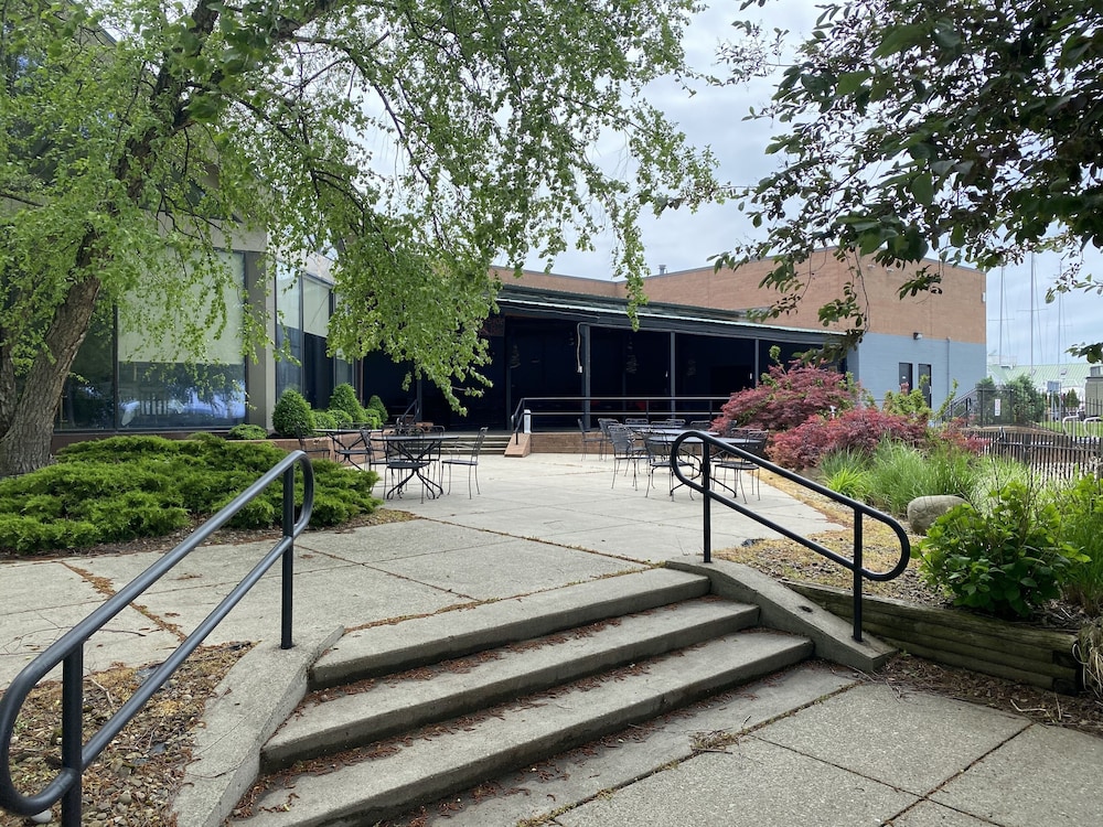 Clarion Hotel Conference Center On Lake Erie 38/43