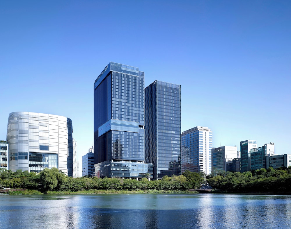 Sofitel Ambassador Seoul Hotel and Serviced Residences 68/71