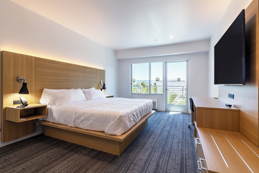 ROOM, KING BED, BALCONY