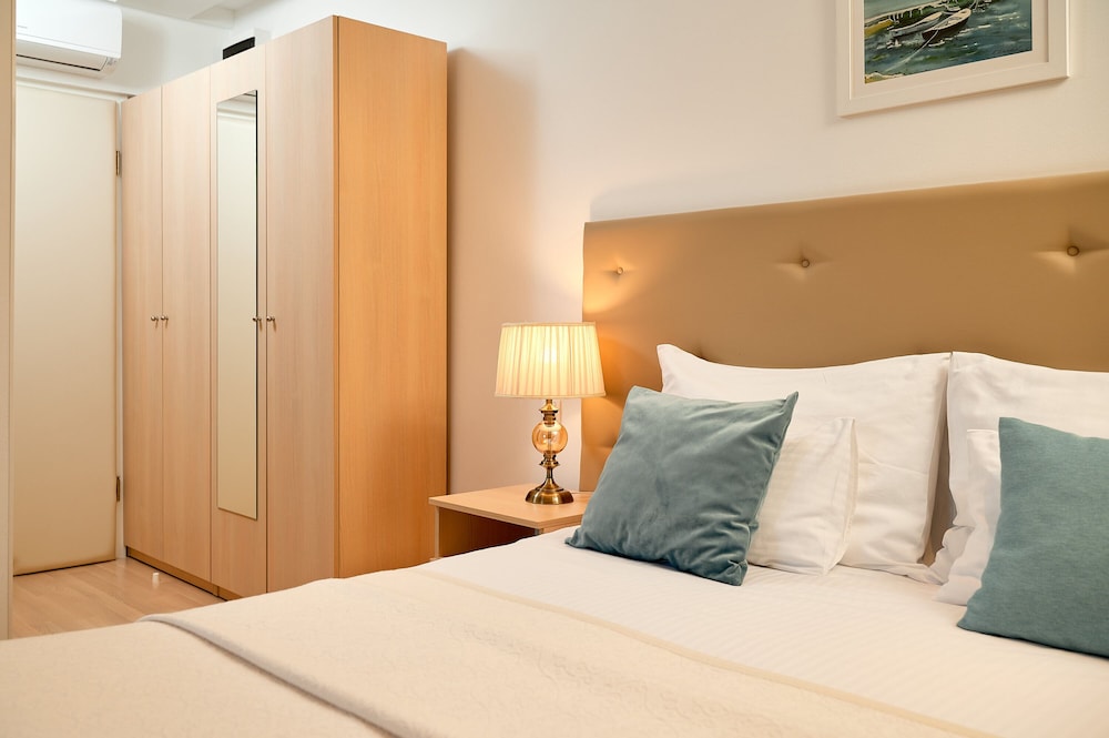 LANTERNA ROOMS 11/50