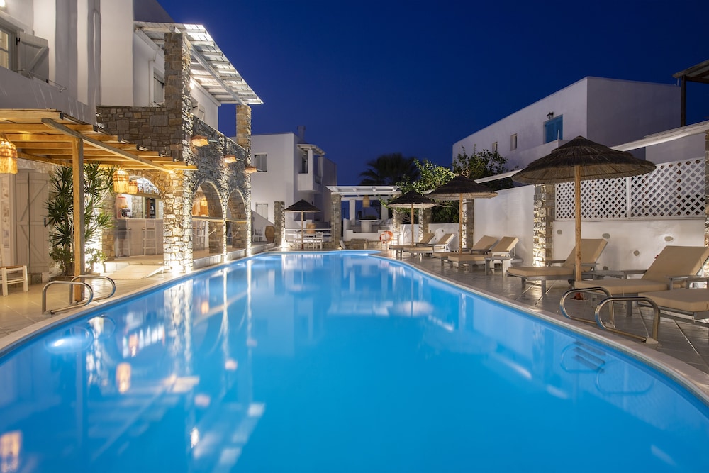 Zefi Hotel & Suites 2/75