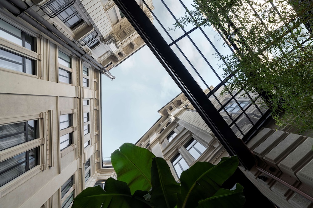 Radisson Collection Hotel, Palazzo Touring Club Milan 70/73