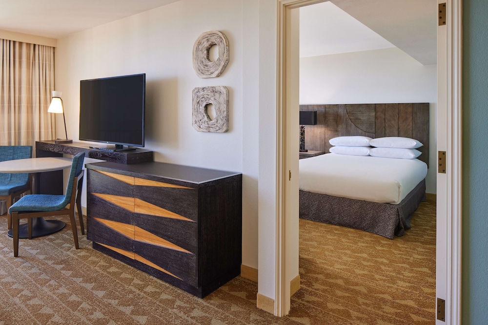 جناح بسريرين كينج بإطلالة على المدينة بغرفتي نوم مع أريكة، Embassy Suites By Hilton Waikiki Beach Walk 4/6