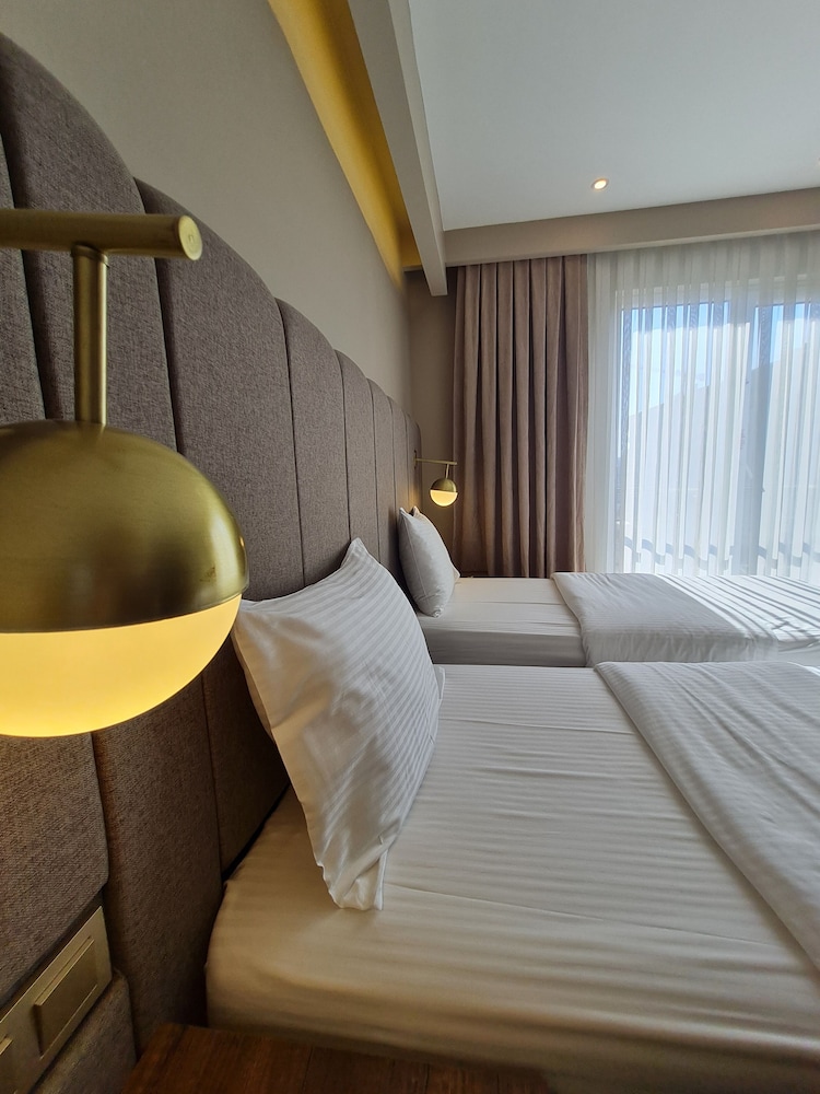 Air Boss Hotel 25/48