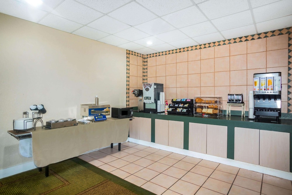 Days Inn by Wyndham Del Rio 39/55