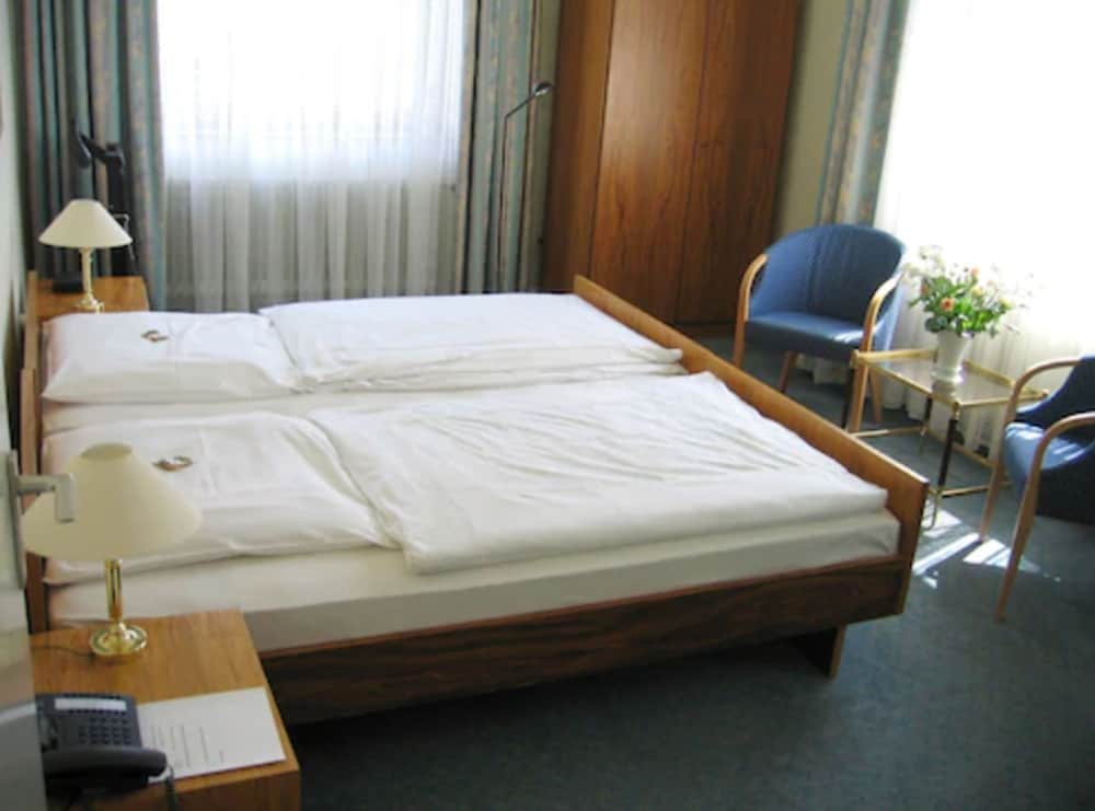 ROOM, SINGLE