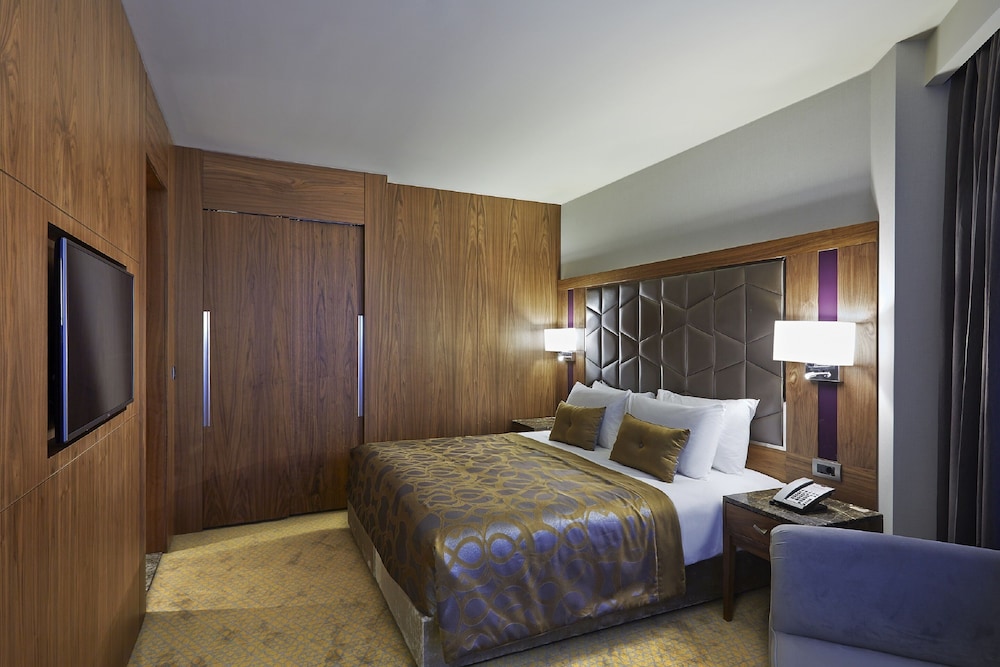 EXECUTIVE, SUITE