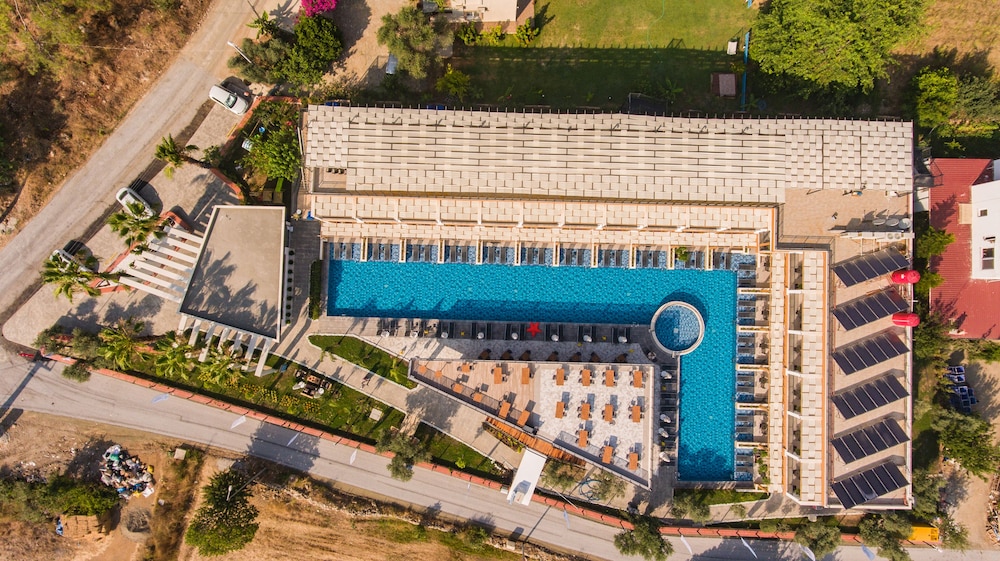 L HOTEL SARIGERME 2/48