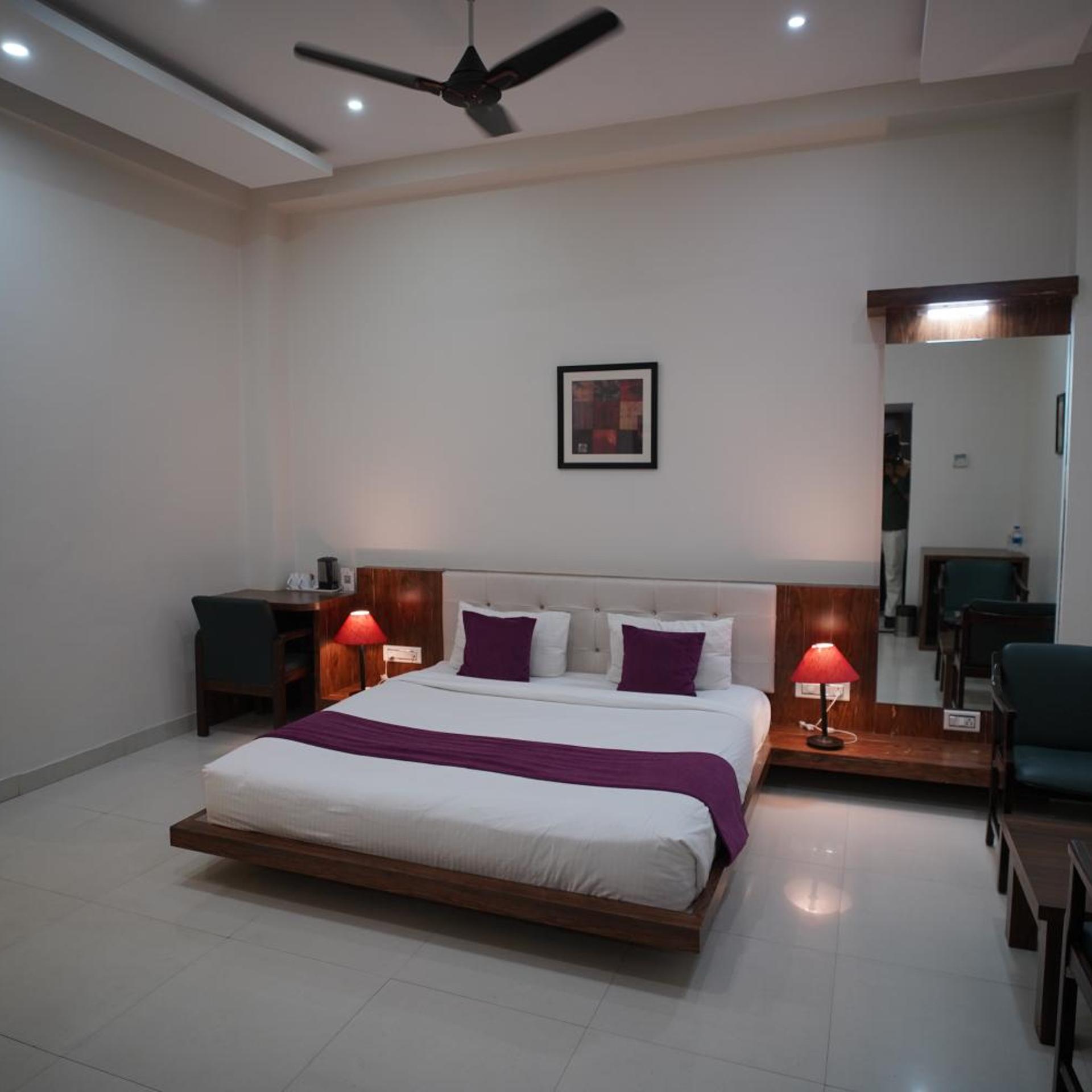 Deluxe, King Bed