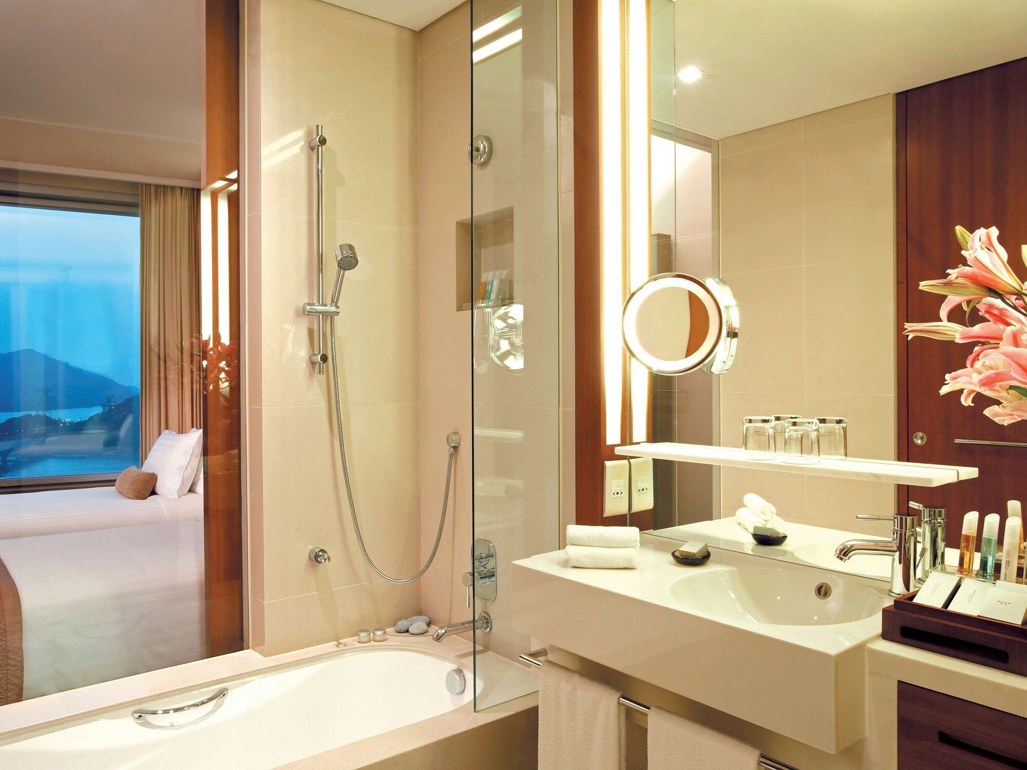 غرفة قياسية بسرير كوين، Novotel Citygate Hotel Hong Kong 3/8