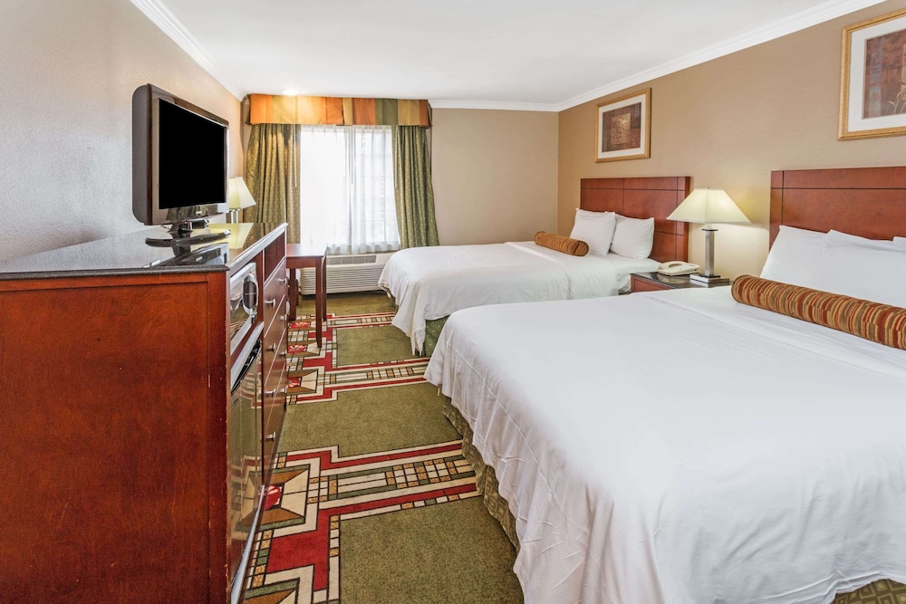 Howard Johnson by Wyndham Pasadena 14/52