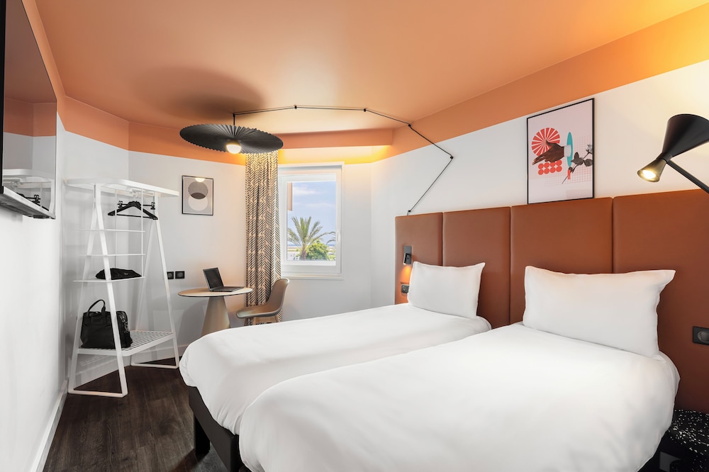 Ibis Nice Aeroport Promenade Hotel 12/72
