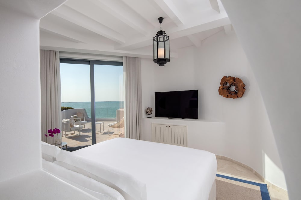 غرفة بسرير كينج بإطلالة على البحر بشرفة، Anantara Retreat Santorini Abu Dhabi - Adults Only 2/3