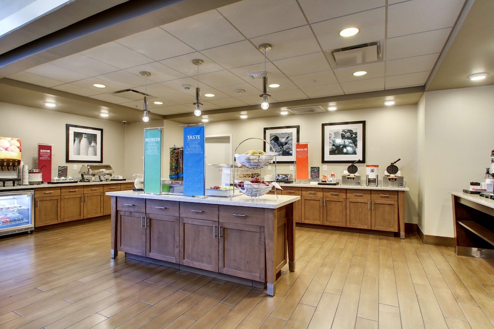 Hampton Inn & Suites Milwaukee West 10/64